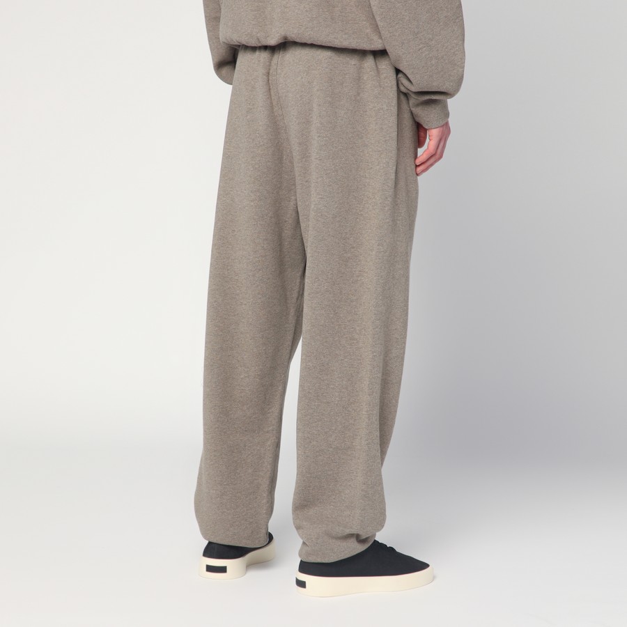 スウェットパンツ FEAR OF GOD ESSENTIALS GREY JOGGING TROUSERS WITH LOGO Fear of God Essentials - FLEECE ESSENTIAL SWEATPANT | HBX