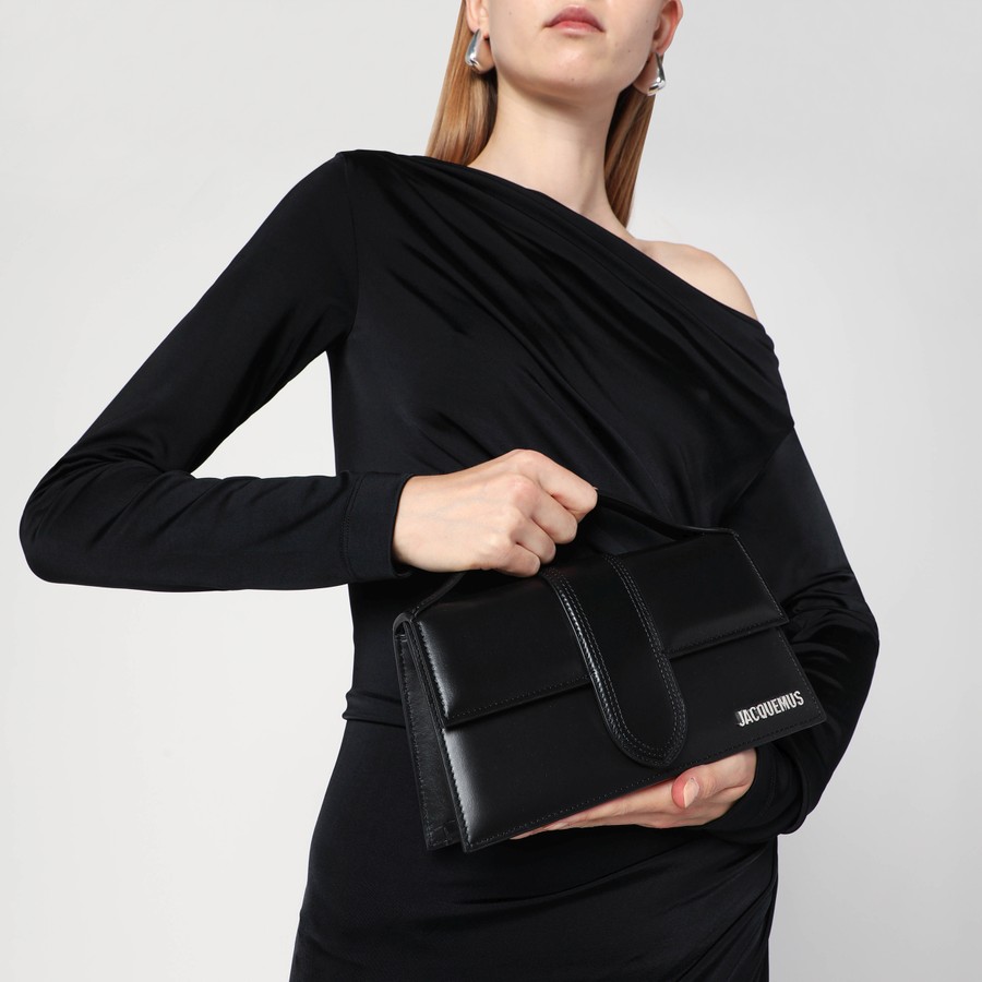 トートバッグ JACQUEMUS FW25 Handbags (21HBAW00007 BC01C01100) JACQUEMUS Le Grand Bambino bag in black leather | TheDoubleF