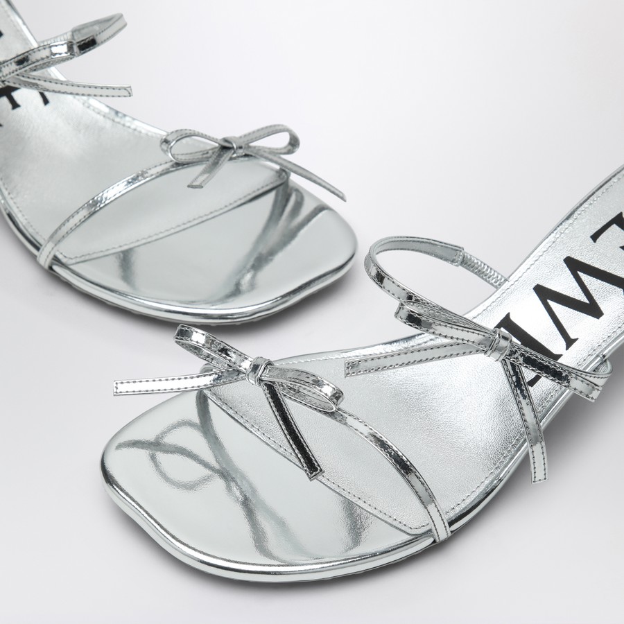 サンダル・ミュール LOEWE SS25 Silver leather Petal mules (LPET465X02 SILVER) Petal sandal in metallic calfskin Silver - LOEWE