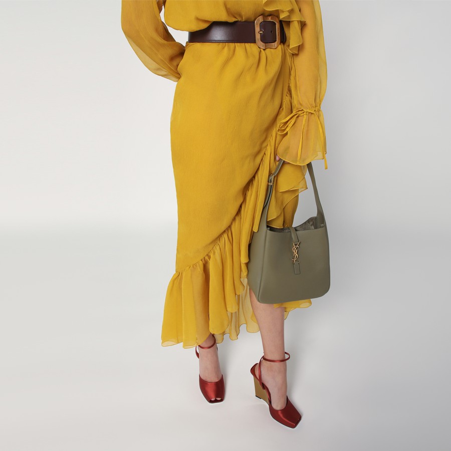 ショルダーバッグ・ポシェット SAINT LAURENT LE 5 A 7 STRONG MOSS SHOULDER BAG LE 5 À 7 medium tote in raffia | Saint Laurent | YSL US