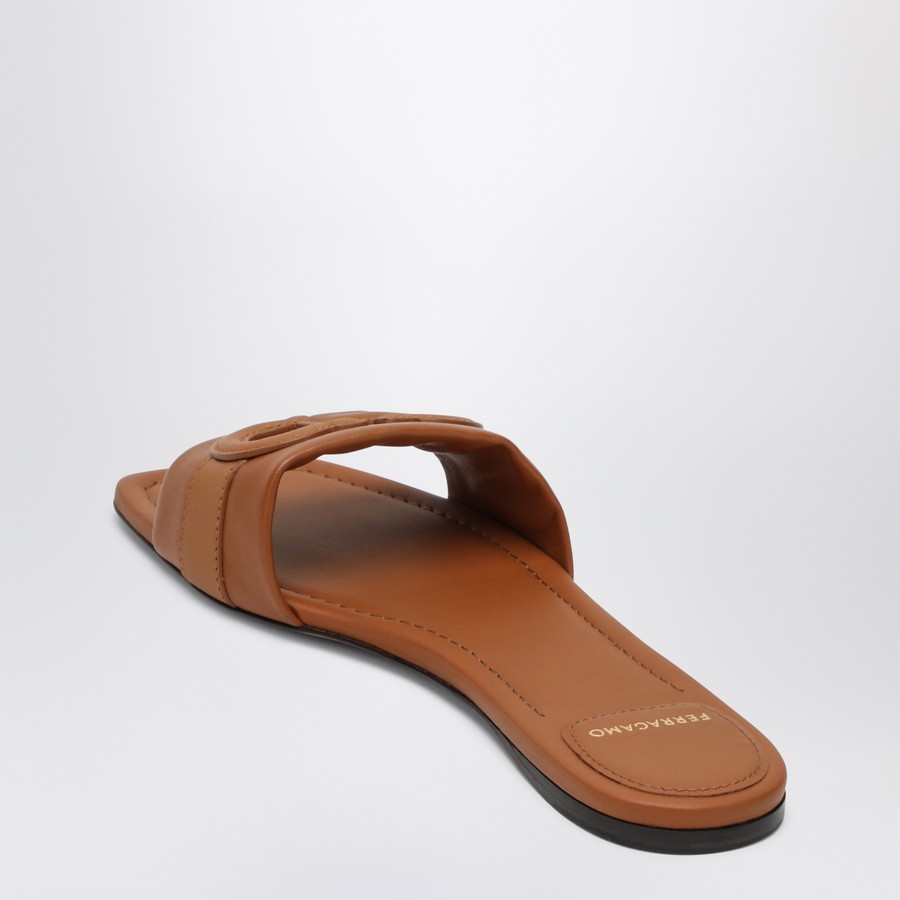 【関税&送料込】Ferragamo Gancini Slide In Cognac Leather Flat slide with Gancini ornament - Women | Ferragamo