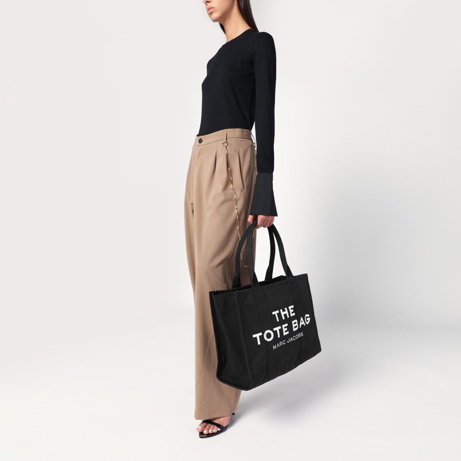 トートバッグ The Large Tote Bag in Black Canvas Marc Jacobs THE LARGE TOTE BAG | REVERSIBLE