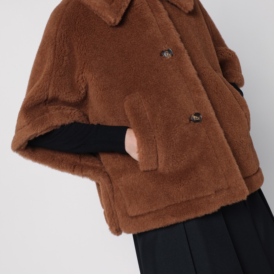 ポンチョ・ケープ MAX MARA CAMEL-COLOURED CAPE IN TEDDY FABRIC Max Mara Camel-coloured cape in Teddy fabric | TheDoubleF