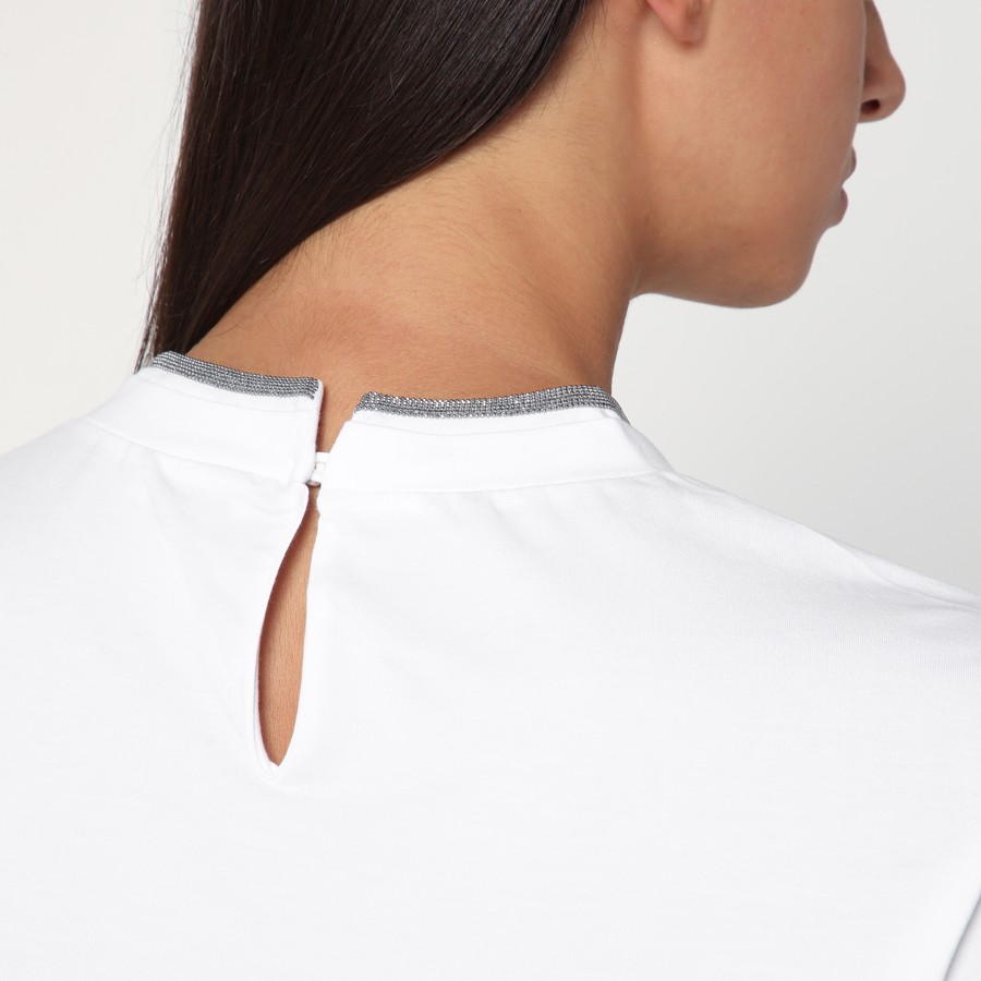 Tシャツ・カットソー BRUNELLO CUCINELLI WHITE CREW-NECK T-SHIRT WITH PENDANT Brunello Cucinelli White crew-neck T-shirt with pendant