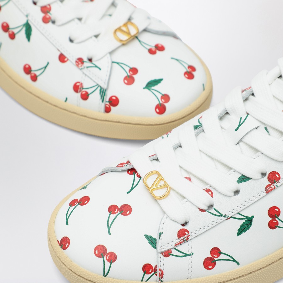 人気【Valentino】チェリーフィック柄 ROYCOスニーカー Royco Sneaker In Nappa Calfskin With Cherryfic Pattern for
