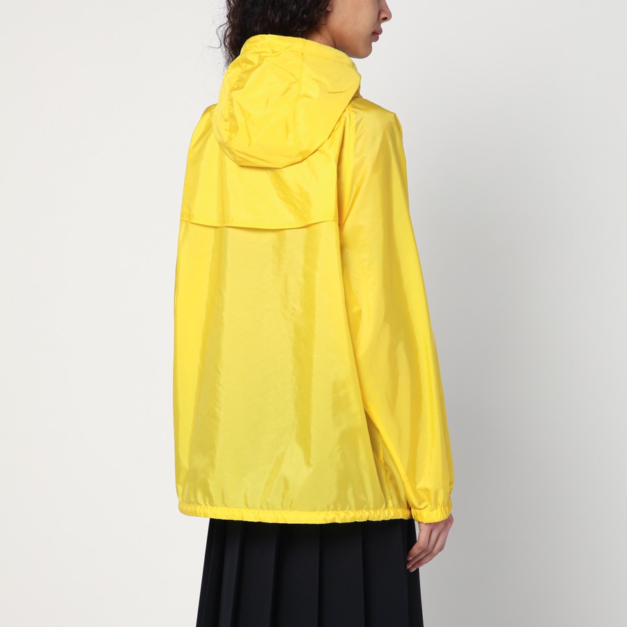 コート PRADA YELLOW RAINCOAT IN LIGHTWEIGHT RE-NYLON Prada Yellow raincoat in lightweight Re-Nylon | TheDoubleF