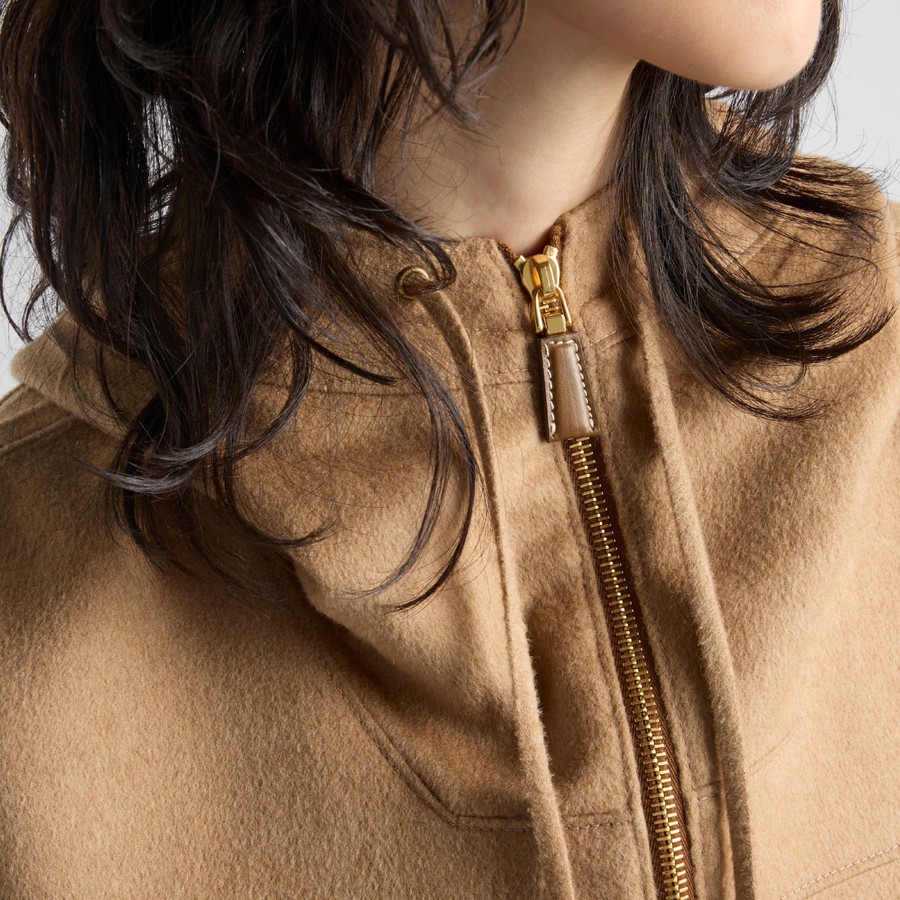 PRADA プラダ キャメルヘア アノラック アウター P551OQ Prada Lightweight jacket with hood in camel | TheDoubleF