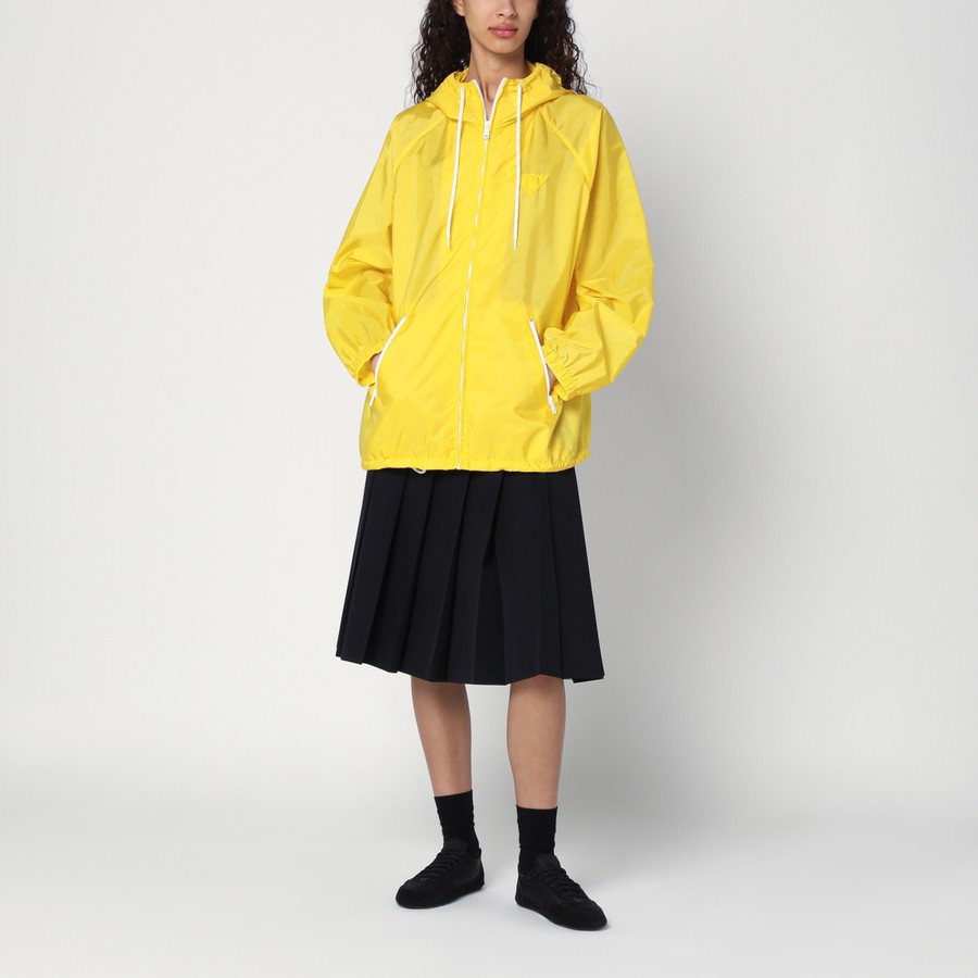 ジャケット Prada Yellow raincoat in lightweight Re-Nylon Prada Re-Nylon Hooded Jacket | Yellow | FARFETCH