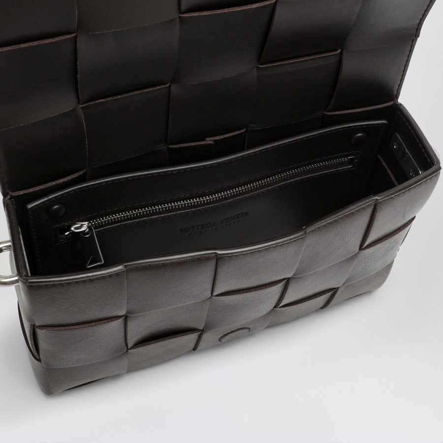 ショルダーバッグ BOTTEGA VENETA DARK BROWN CASSETTE SHOULDER BAG Cassette leather shoulder bag in brown - Bottega Veneta