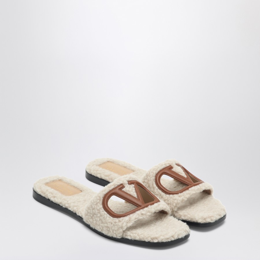 サンダル・ミュール VALENTINO GARAVANI SANDALO SLIDE VLOGO CUT-OUT IN SHEARLING Valentino Garavani Sandalo Slide Vlogo Cut-out in shearling