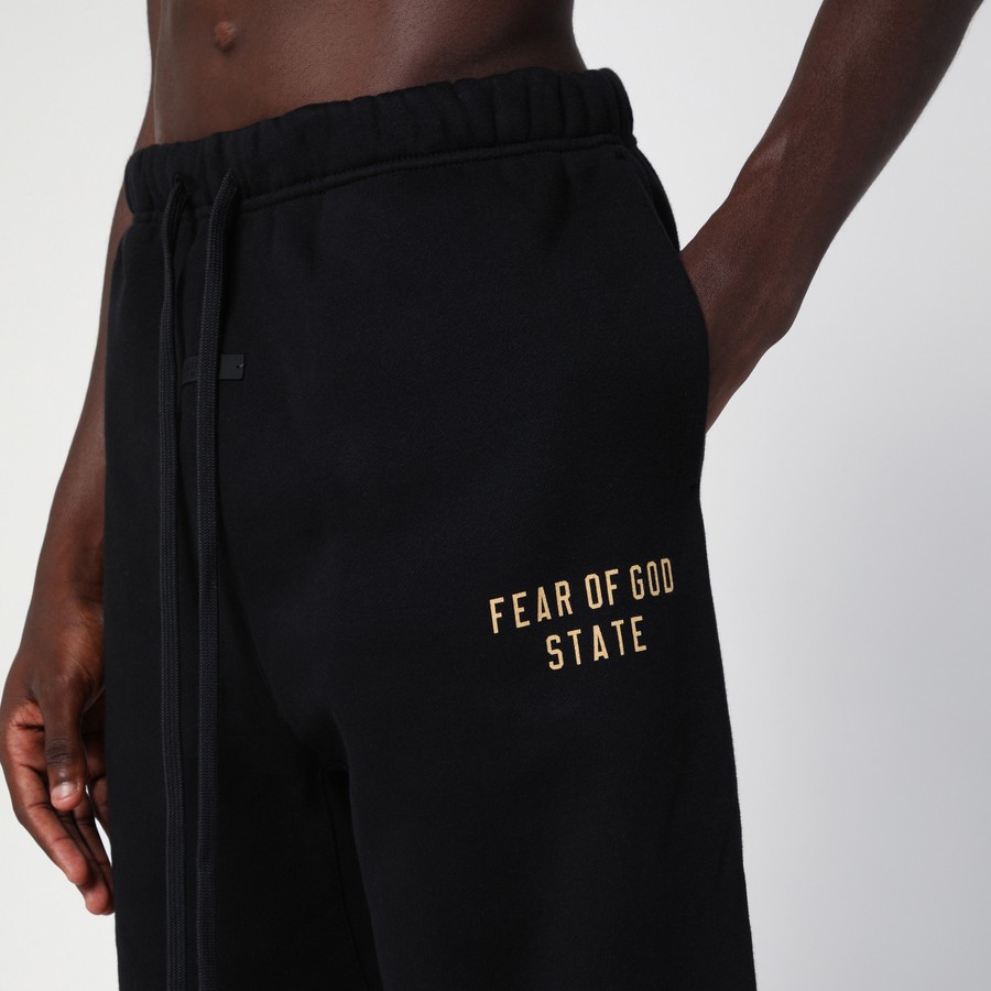 スラックス FEAR OF GOD Men Straight Pants 130BT242020F BLK BLACK Fear of God Essentials Black jogging trousers with logo