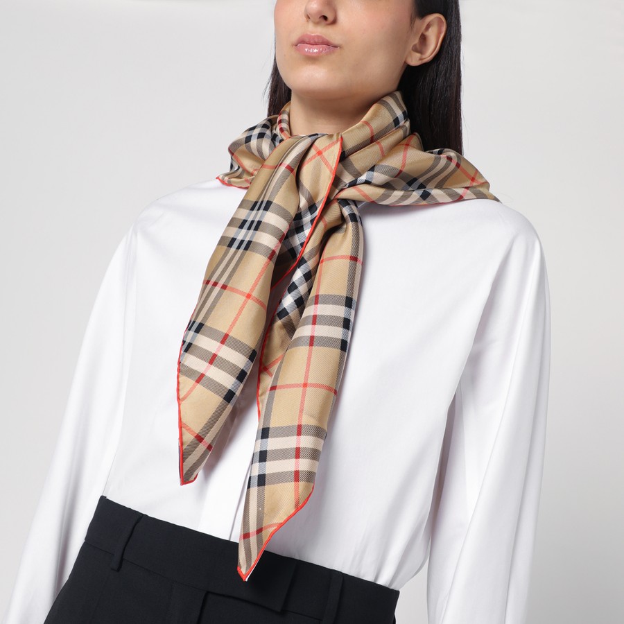BURBERRY　バーバリー　ストール　ウール51％　シルク49%　キャメル美品 BURBERRYバーバリーストールウール51％シルク49%キャメル美品