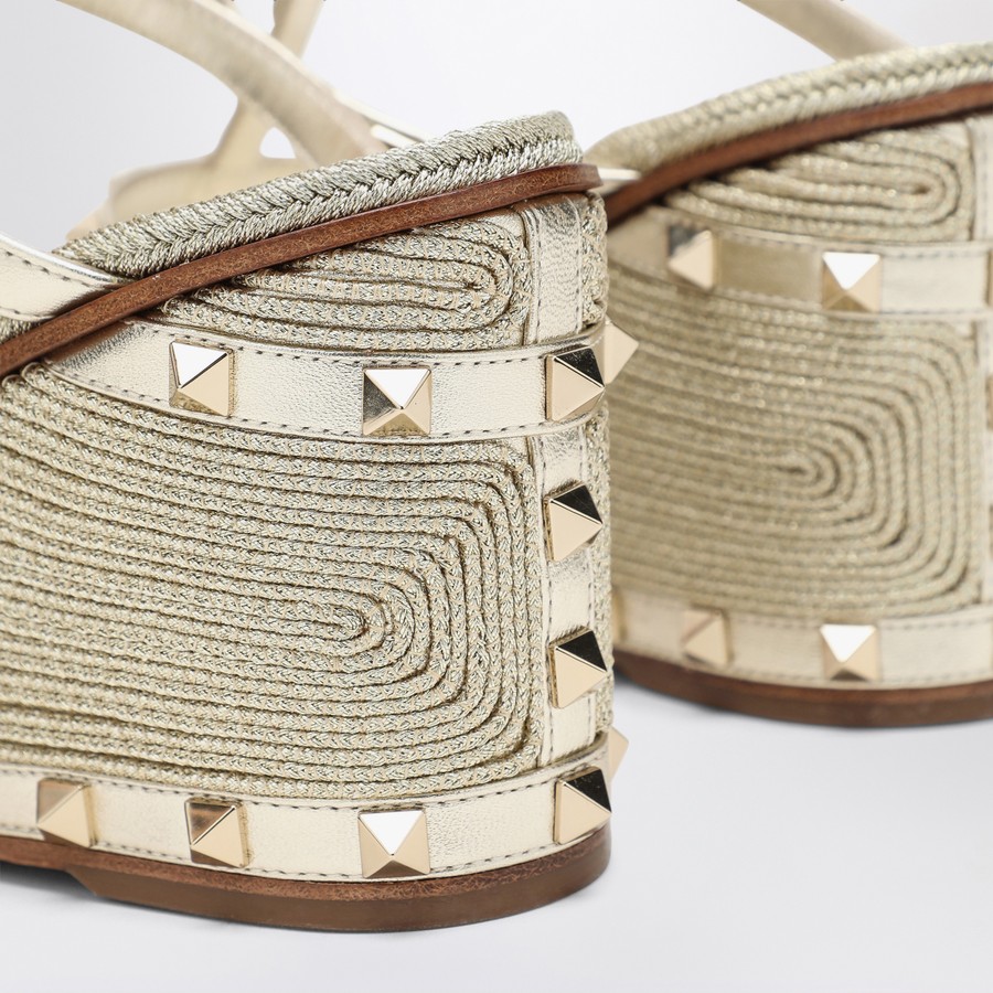 サンダル・ミュール VALENTINO GARAVANI ROCKSTUD WEDGE SANDALS IN PLATINUM COLOR Valentino Garavani Rockstud Laminated Nappa Wedge Sandals