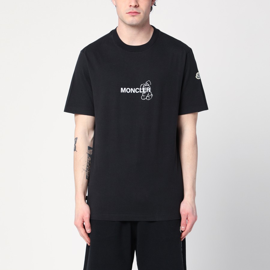 【MONCLER】ロゴグラフィック付オーガニックコットンTシャツ/3色 モンクレール】3色 肩ポケット ロゴ Tシャツ「新作」 (MONCLER