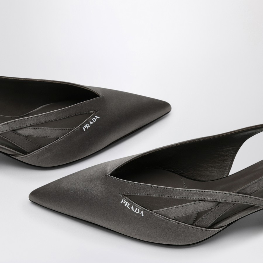 パンプス PRADA SLATE GREY SATIN DECOLLETE WITH CUT OUT Prada Slate grey satin décolleté with cut out | TheDoubleF