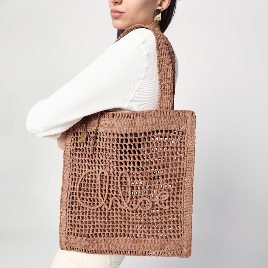 CHLOE クロエ かごバッグ Summer Banana Toteチェーン＆チャーム Chloé Summer Banana Tote Bag In Raffia in Black | Chloé US
