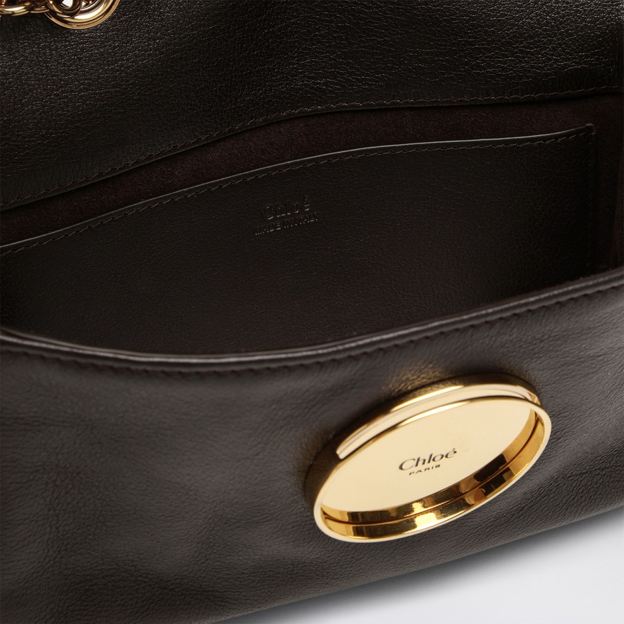 ショルダーバッグ・ポシェット CHLOE Women Shoulder Bags 6349232 CH25AS585P75 24W BROWN Chloé Small Chloé Heritage bag in brown | TheDoubleF