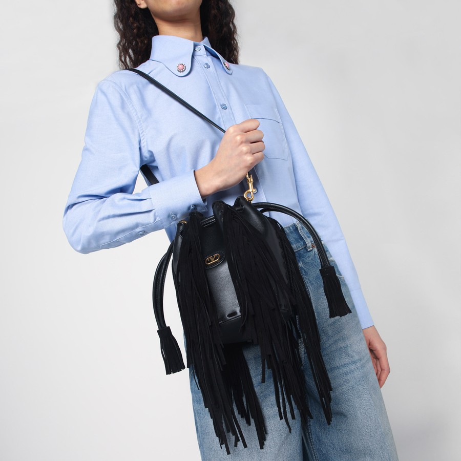 ショルダーバッグ・ポシェット Valentino Garavani Small Nellcote Bucket 6W2B0R28LUJ0NO Nellcôte Small fringed leather bucket bag in black