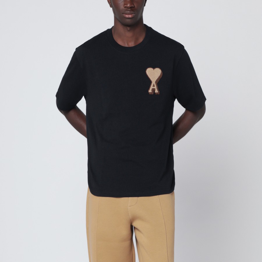 AMI PARIS エンボスロゴ MI DE COEUR Tシャツ ブラック AMI PARIS□エンボスロゴ MI DE COEUR Tシャツ (AMI PARIS/T