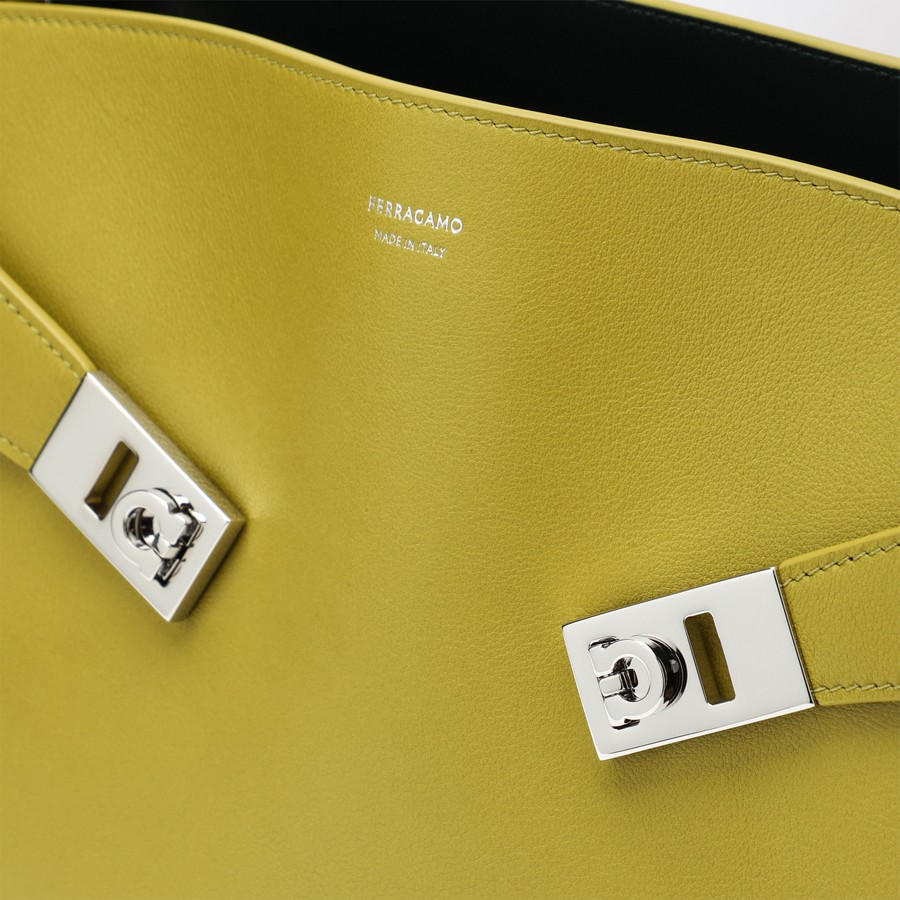 ショルダーバッグ・ポシェット Ferragamo Hug Soft M Bag In Lime Moss Ferragamo Hug Soft M bag in Lime/Moss | TheDoubleF