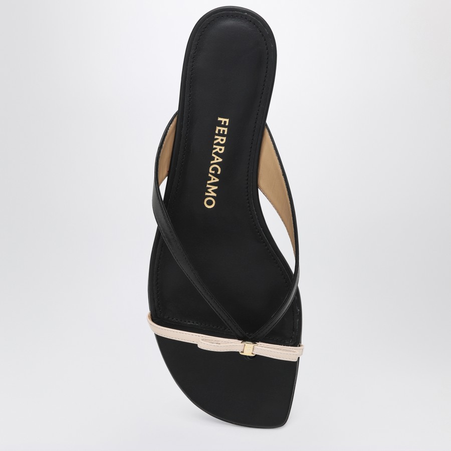 Ferragamo Mini Bow flip-flop black and powdery / regular fit