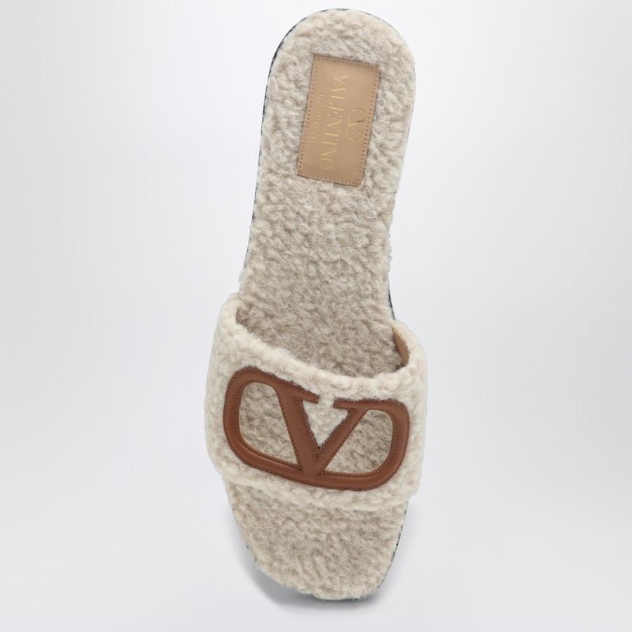 サンダル・ミュール VALENTINO GARAVANI SANDALO SLIDE VLOGO CUT-OUT IN SHEARLING Valentino Garavani Sandalo Slide Vlogo Cut-out in shearling