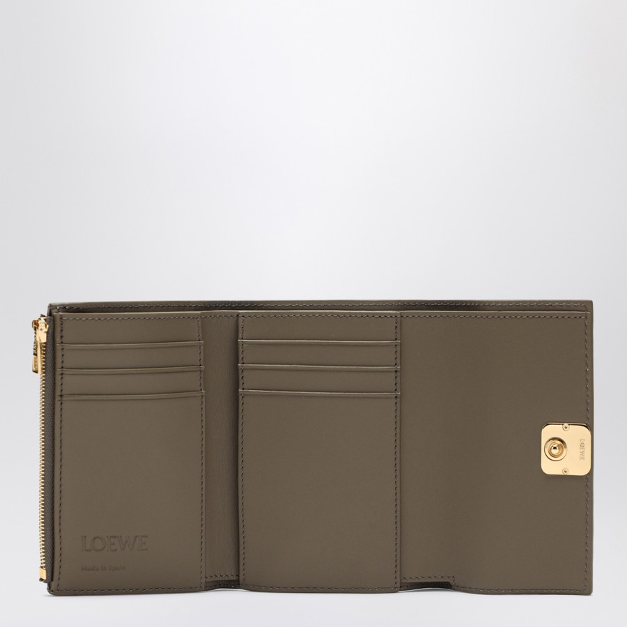 折りたたみ財布 LOEWE SMALL ANAGRAM WALLET IN TAUPE GRAINED LEATHER Loewe Small Anagram wallet in taupe grained leather | TheDoubleF