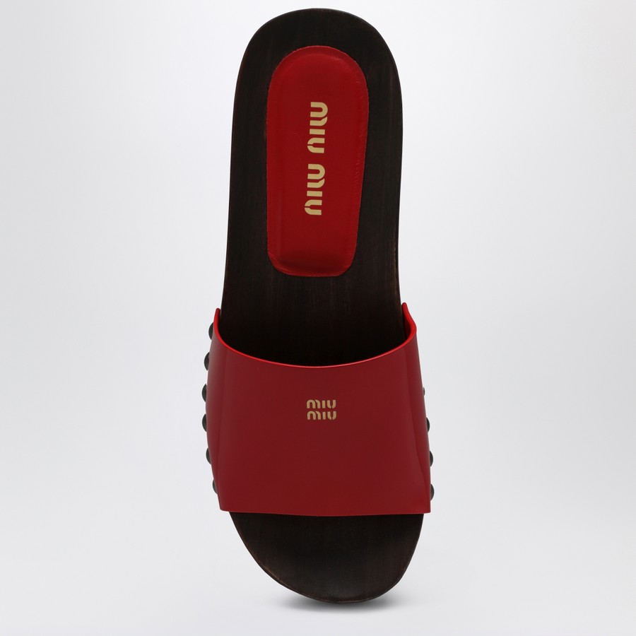 シューズ・サンダルその他 MIU MIU Women Shoes 5Z425EA030069 Red Miu Miu Red clogs in patent leather with logo | TheDoubleF