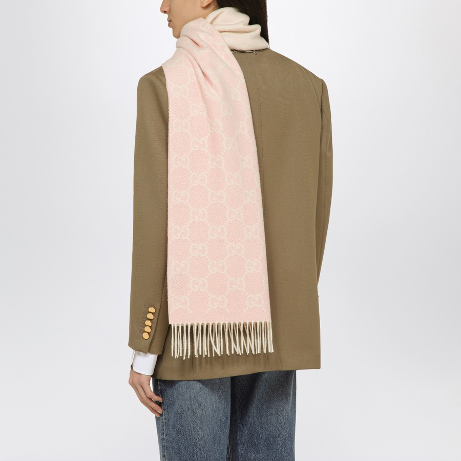 ボレロ・ショール GUCCI Pink cashmere scarf with logo GUCCI Ivory/pink cashmere scarf with logo | TheDoubleF