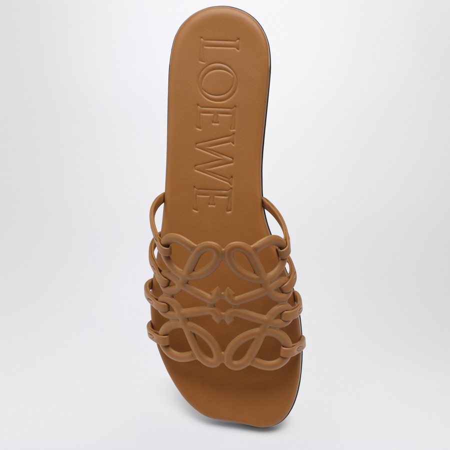 【優美なキャメルで品格を】LOEWE ペタル ミュール キャメル 優美なキャメルで品格を】LOEWE ペタル ミュール キャメル