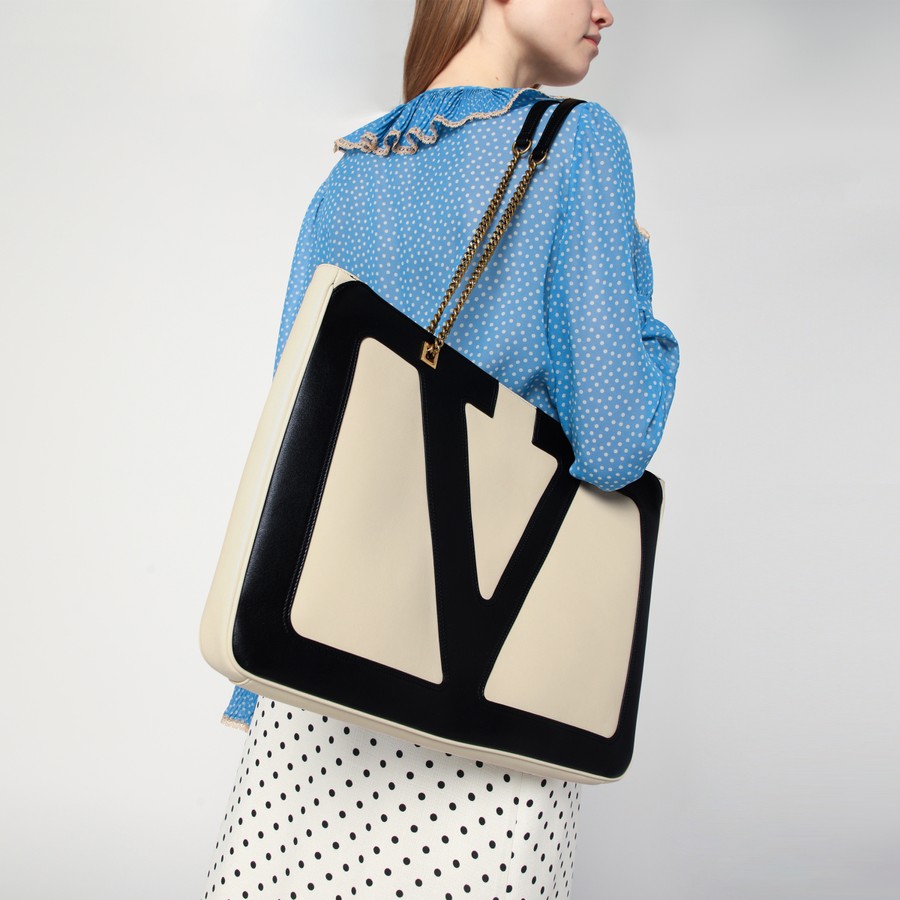 トートバッグ Valentino Garavani Large Viva Superstar bag in butter white/ Valentino Garavani Large Viva Superstar bag in butter white