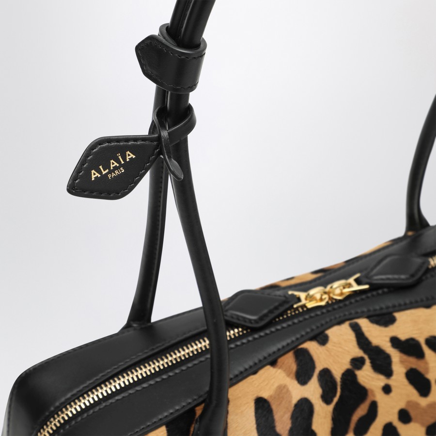 ヘアアクセサリー ALAIA LE TECKEL MEDIUM BAG IN LEOPARD-PRINT PONY HAIR Alaïa Le Teckel medium bag in leopard-print pony hair