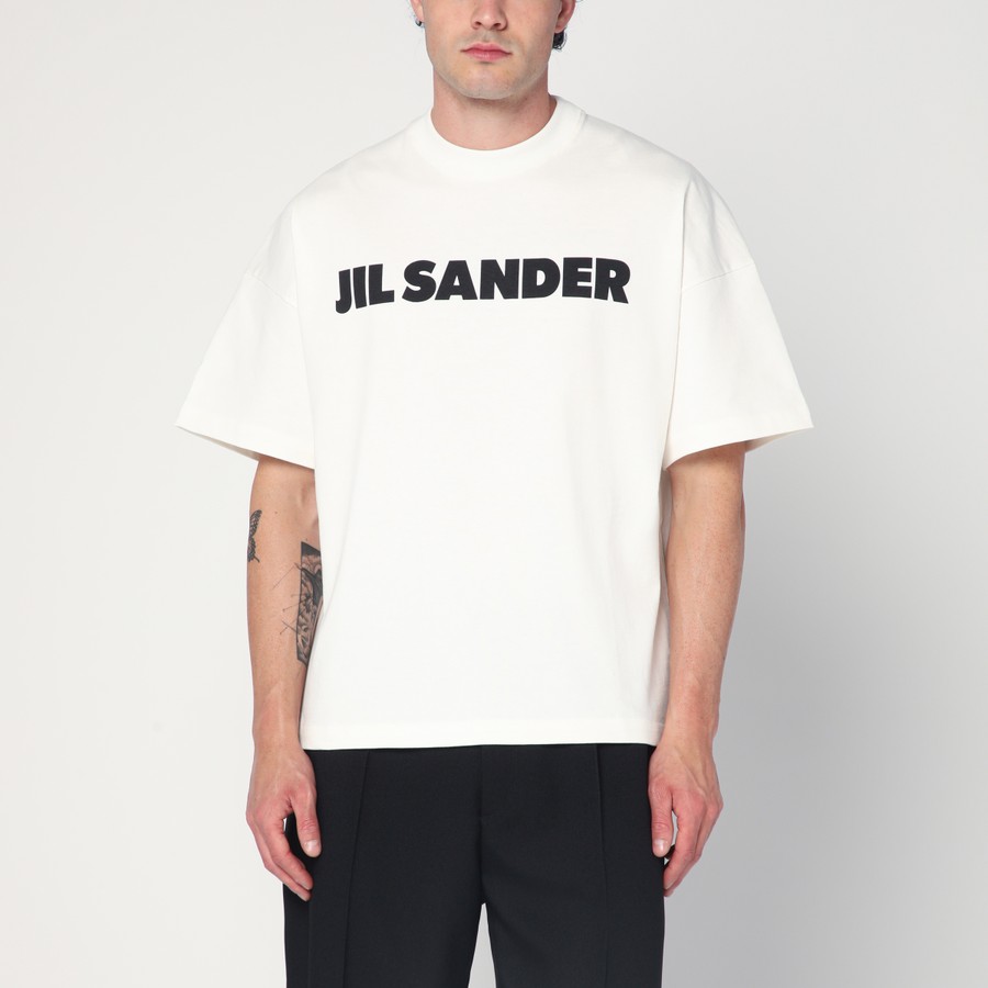 Tシャツ・カットソー Jil Sander FW25 Logo print T-shirt (J21GC0001J45148 102) ジルサンダー Jil Sander Tシャツ カットソー ロゴTシャツ
