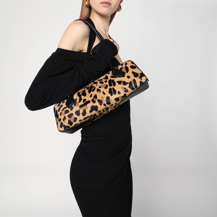 ヘアアクセサリー ALAIA LE TECKEL MEDIUM BAG IN LEOPARD-PRINT PONY HAIR Alaïa Le Teckel medium bag in leopard-print pony hair