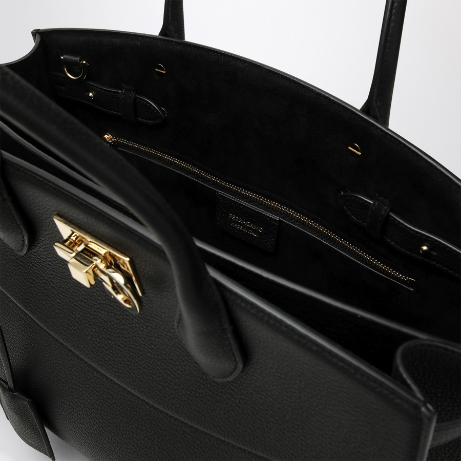 【関税&送料込】Ferragamo Ferragamo Studio L Bag In Black FERRAGAMO Black Small Studio Box Bag | MOSS Consignment