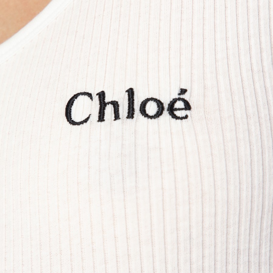 Tシャツ・カットソー CHLOE Woman T-Shirt White CH25SJH12180 101 Chloé White ribbed tank top with logo | TheDoubleF