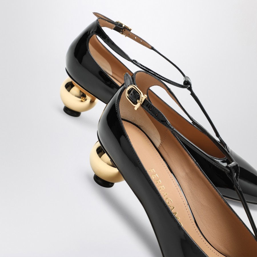 パンプス FERRAGAMO BLACK PATENT T-STRAP DECOLLETE Ferragamo Black patent T-strap décolleté | TheDoubleF