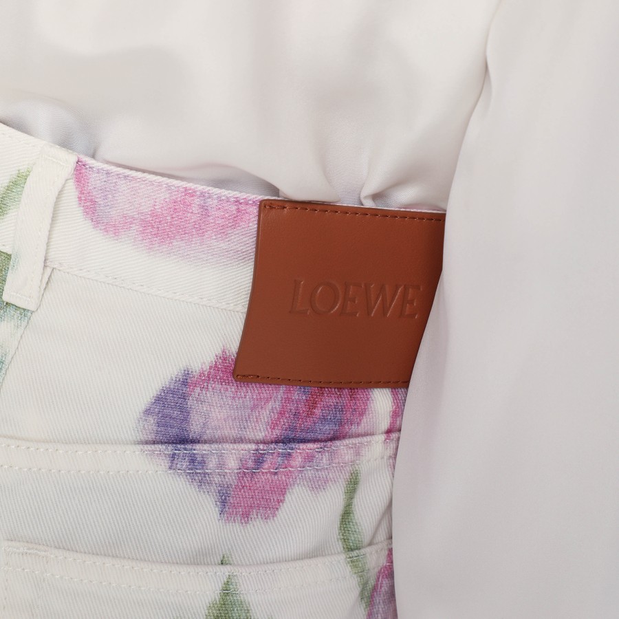ボトムスその他 Loewe White jeans with floral digital print Loewe White jeans with floral digital print | TheDoubleF