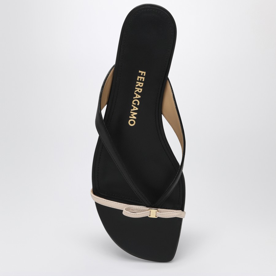 Ferragamo Mini Bow flip-flop black and powdery / narrow fit