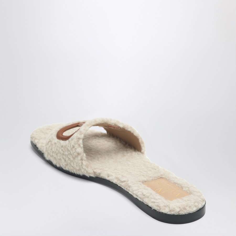 シューズ・サンダルその他 Valentino Garavani Sandalo Slide Vlogo Cut-out in shearling Valentino Garavani Sandalo Slide Vlogo Cut-out in shearling