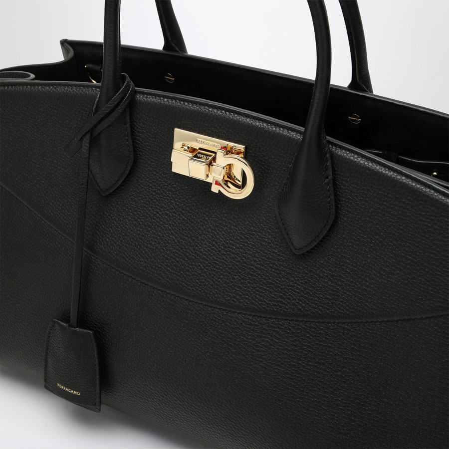 FERRAGAMO(フェラガモ) New Studio ブラックレザーバッグ Ferragamo Studio レザーハンドバッグ S | ブラック | FARFETCH JP