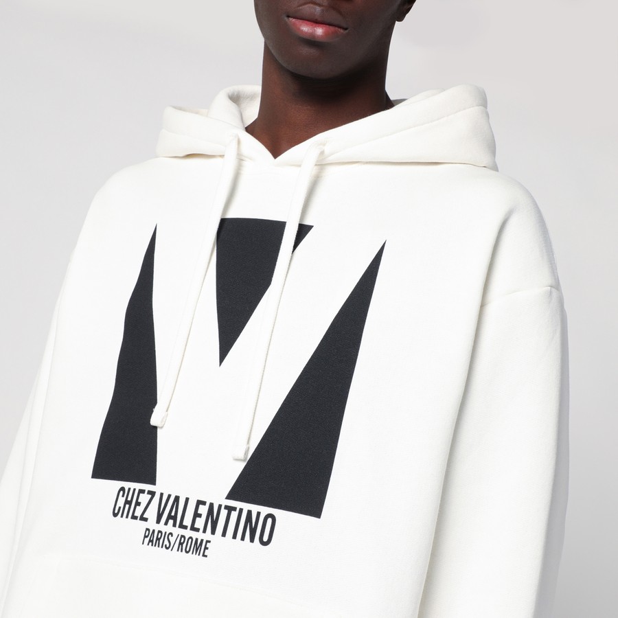 パーカー・フーディ VALENTINO SS25 Ivory cotton sweatshirt (6V3MF28NAQA A03) Valentino Ivory sweatshirt with Chez Valentino print