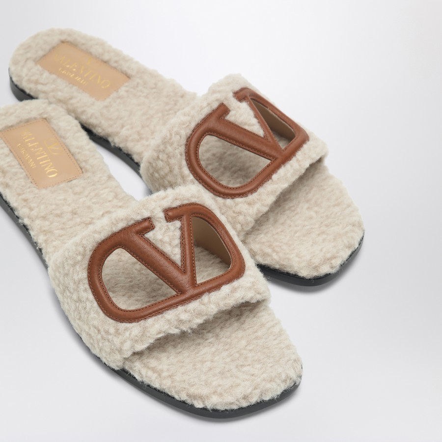サンダル・ミュール VALENTINO GARAVANI SANDALO SLIDE VLOGO CUT-OUT IN SHEARLING Valentino Garavani Sandalo Slide Vlogo Cut-out in shearling