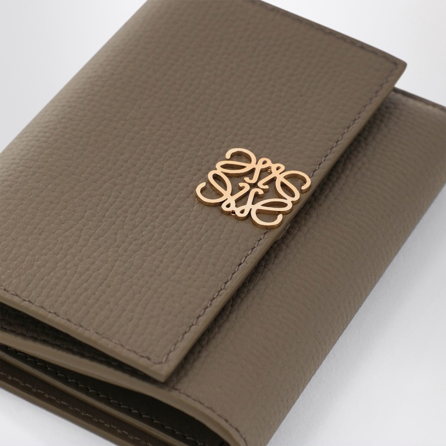 折りたたみ財布 LOEWE SMALL ANAGRAM WALLET IN TAUPE GRAINED LEATHER Loewe Small Anagram wallet in taupe grained leather | TheDoubleF