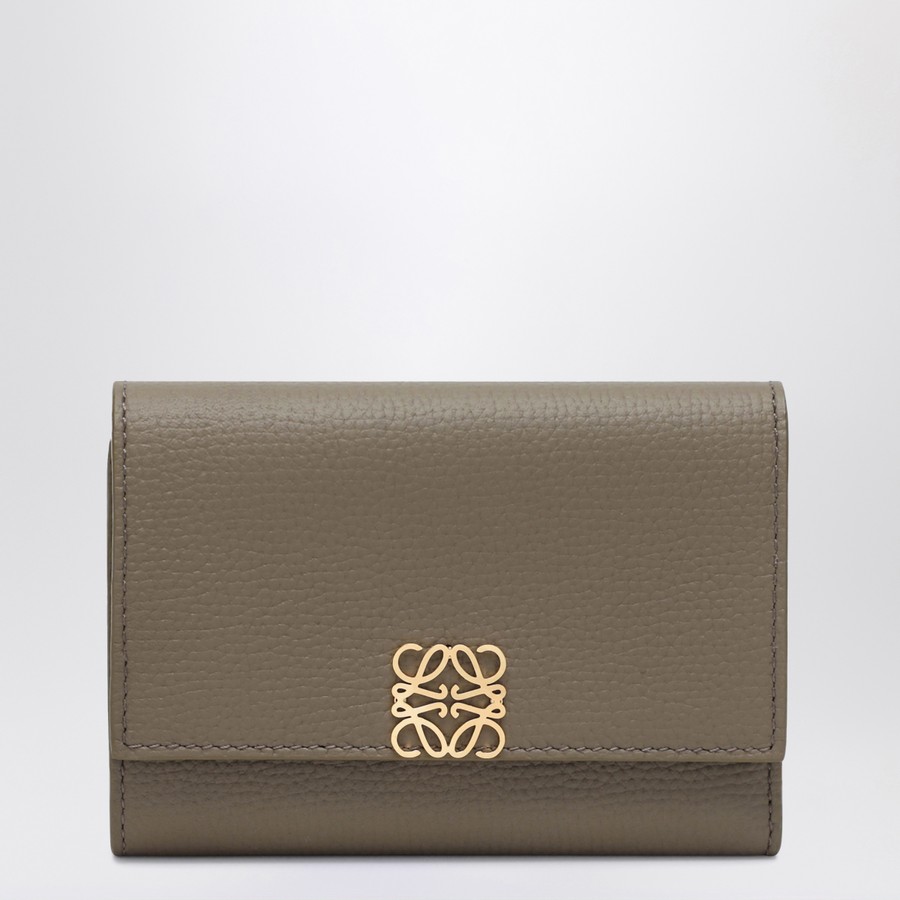 折りたたみ財布 LOEWE SMALL ANAGRAM WALLET IN TAUPE GRAINED LEATHER Loewe Small Anagram wallet in taupe grained leather | TheDoubleF