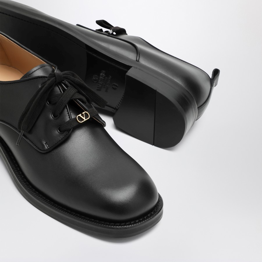 Valentino Garavani Vlogo レザー ローファー フラット Valentino Garavani Men's VLogo-Heel Leather Flats | Neiman