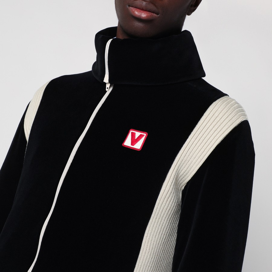 【送料&関税込】Valentino Chenille Sweatshirt With Patch Valentino Black chenille sweatshirt with Chez Valentino