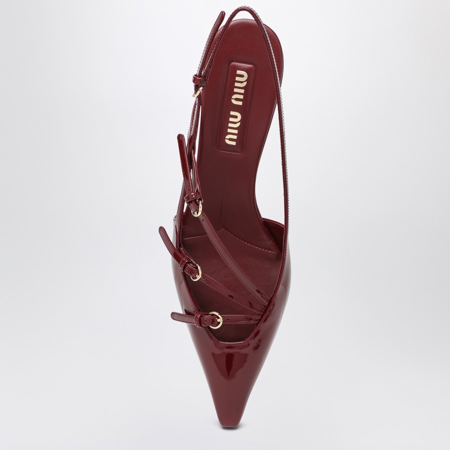 Miu Miu Slingback rosso porpora in vernice con fibbie