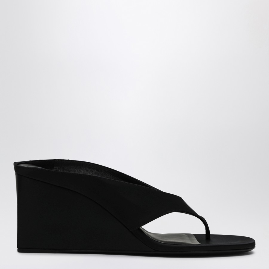 【ALAIA直営店】MULES TONG COMPENSeES EN SATIN ALAÏA Satin point-toe wedge mules | NET-A-PORTER