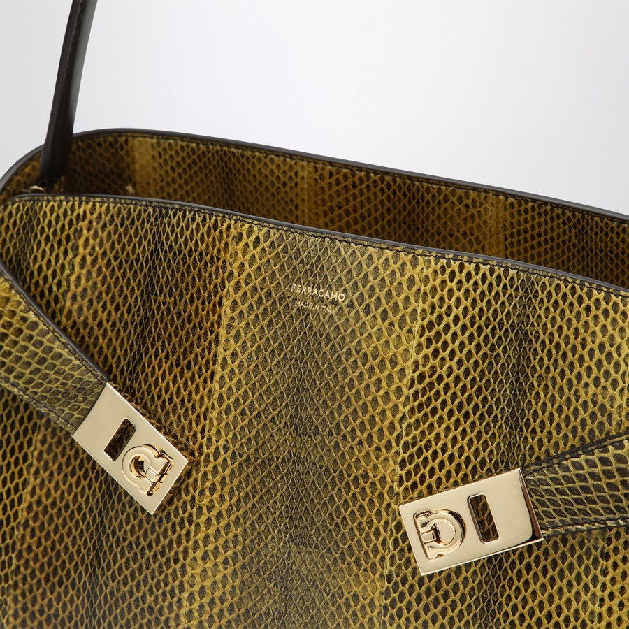 ショルダーバッグ・ポシェット FERRAGAMO HUG SOFT M BAG IN GINGER/DARK BROWN Ferragamo Hug Soft M bag in ginger/dark brown | TheDoubleF
